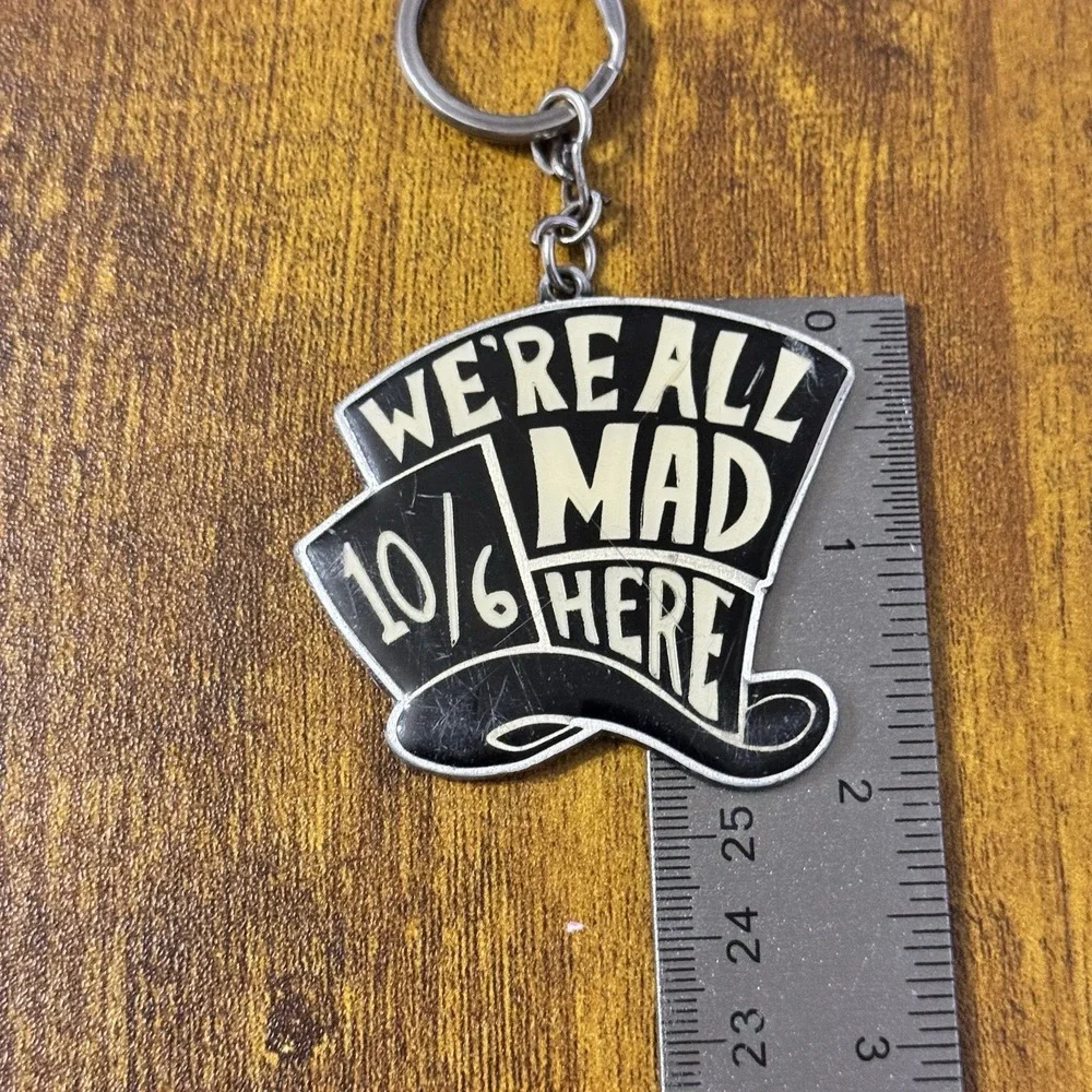 Disney Alice Wonderland Keychain Mad Hatter‎ 10/6 Black White Metal Vintage